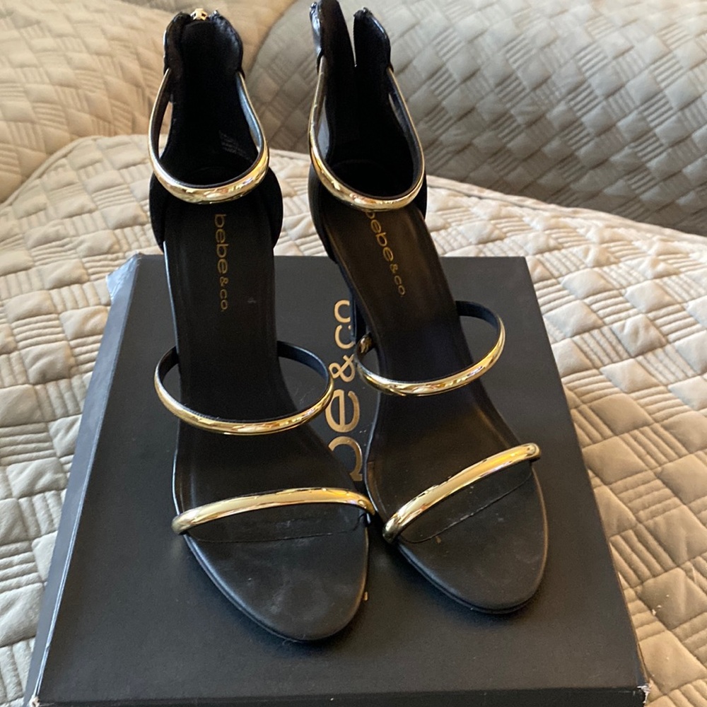 Bebe Berdine Strappy Sandal - size 8.5 - black and gold